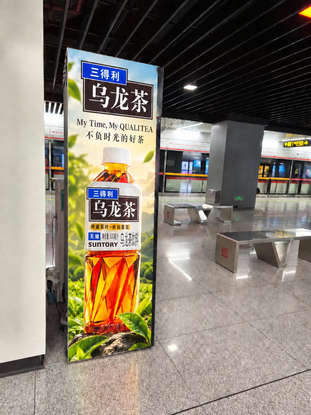 调整后示意：品牌名与价值主张抬到站立视线高度